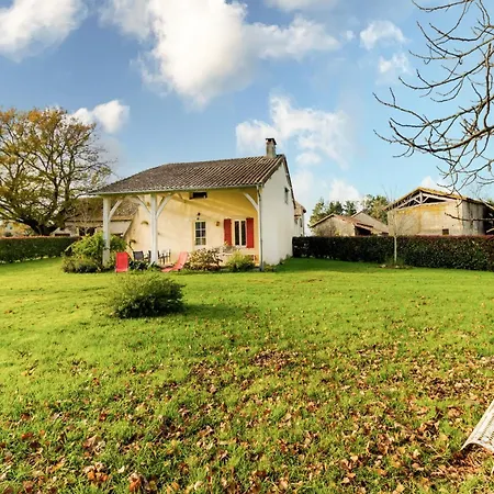 بيت للعطل La Ferme De La Foret Beauronne